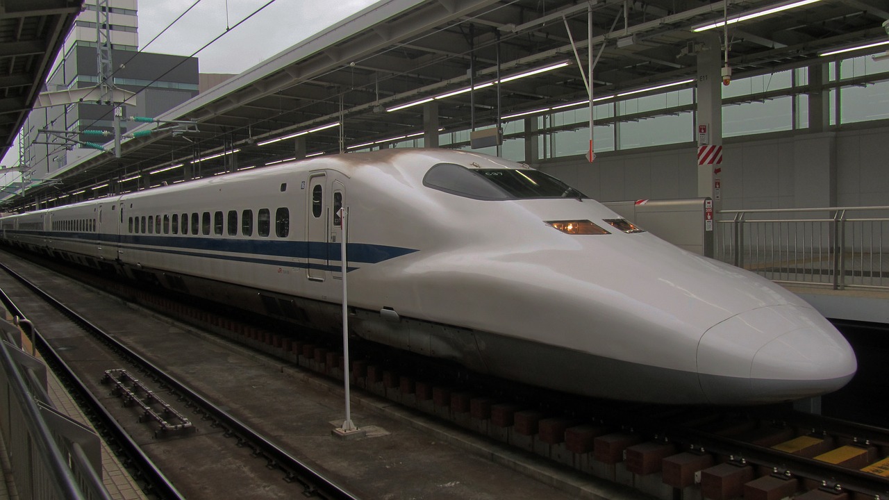 Le train japonais le Shinkansen s'inspire du bec du martin pêcheur